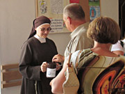 Kwesta w�r�d parafian na potrzeby niewidomych O�rodka Szkolno-Wychowawczego w Laskach.