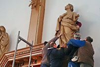 Nowe rze�by Matki Bo�ej i �w. Jana Aposto�a