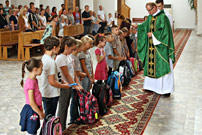 Parafia p.w. Bo�ego Cia�a w �om�y - B�ogos�awie�stwo uczni�w