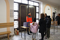 Zbi�rka �ywno�ci i chemii domowej przez Grup� Ratownicz� Nadzieja i parafialny zesp� Caritas