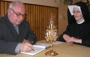 Otrzymanie relikwii od si�str Mi�osierdzia Bo�ego.