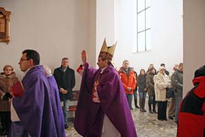 Ks. biskup wyszed z kaplicy bocznej bogosawi i przechodzi do gwnej nawy.