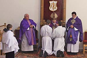 Ministranci przynieli kadzido