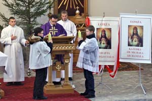 Ks. Dariusz czyta ewangeli.