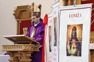 Ks. Biskup gosi kazanie.