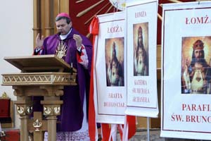 Ks. Biskup piewa oracje