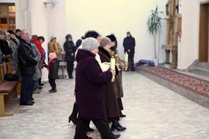 Wierni nios dary otarza