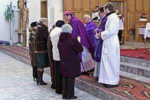 Ks. Biskup przyjmuje dary wiernych.