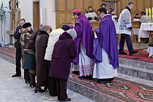 Ks. Biskup cauje relikwie, a nastpnie postawi je na otarzu.