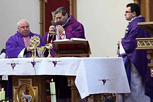 Ks. Biskup przyjmuje komuni wit