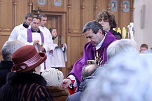 Ks. Biskup udziela komuni wit.