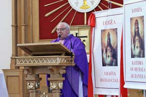 Ks proboszcz czyta ogoszenia.