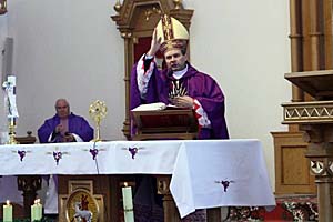 Ks. Biskup udziela bogosawiestwa wiernym.