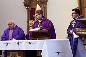 Ks. Biskup trzyma relikwiarz