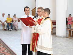 Ksi�dz pra�at doktor Wojciech Nowacki przyrzeka s�u�y� tej wsp�lnocie.