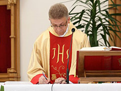 Wyznanie wiary potwierdzone przez ks. proboszcza w�asnor�cznym podpisem.