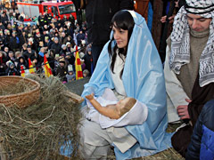 Trzej kr�lowie oddali cze�� i z�o�yli dary Bo�ej Dziecinie