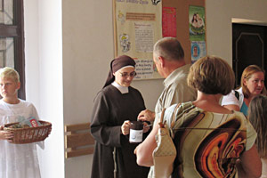 Kwesta w�r�d parafian na potrzeby niewidomych O�rodka Szkolno-Wychowawczego w Laskach.