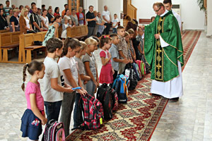 Parafia p.w. Bo�ego Cia�a w �om�y - B�ogos�awie�stwo uczni�w