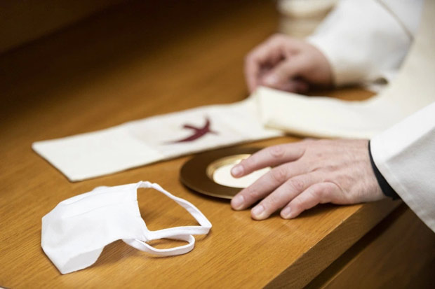 Przewodnicz�cy Konferencji Episkopatu Polski apeluje o przestrzeganie obostrze�