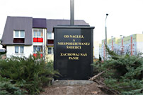 Obudowanie krzy�a granitowym coko�em o wysoko�ci p�tora metra - 14 grudnia 2020 r.