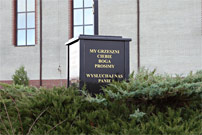 Obudowanie krzy�a granitowym coko�em o wysoko�ci p�tora metra - 14 grudnia 2020 r.