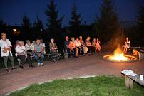 Ognisko i radosne �wi�towanie przy plebanii, 15 sierpnia 2021r.