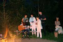 Ognisko i radosne �wi�towanie przy plebanii, 15 sierpnia 2021r.