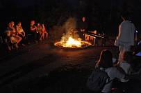 Ognisko i radosne �wi�towanie przy plebanii, 15 sierpnia 2021r.