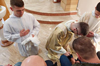 Wielki Czwartek, kap�an obmywa nogi 12 m�czyznom - 14 kwietnia 2022 r.