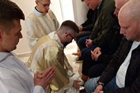 Wielki Czwartek, kap�an obmywa nogi 12 m�czyznom - 14 kwietnia 2022 r.