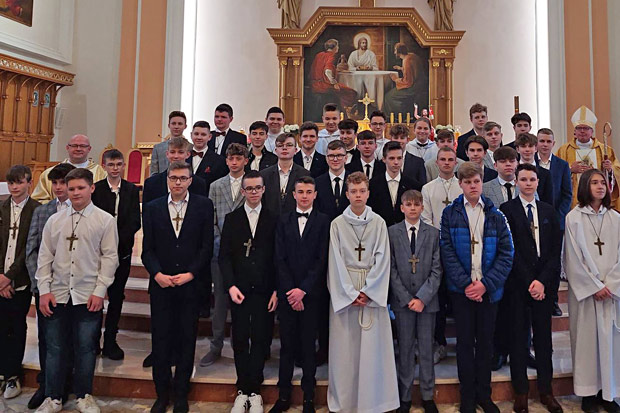 Ks. bp Janusz Stepnowski udzieli� m�odzie�y naszej parafii sakramentu bierzmowania.