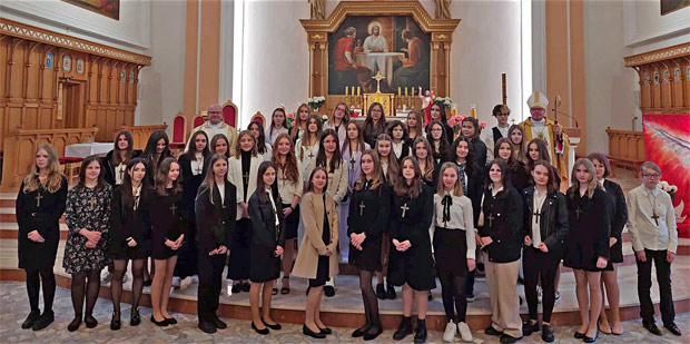 Ks. bp Janusz Stepnowski udzieli� m�odzie�y naszej parafii sakramentu bierzmowania.