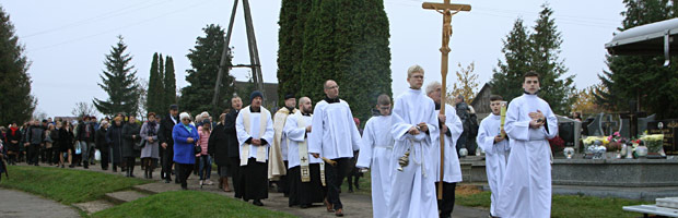Parafia p.w. Bo�ego Cia�a w �om�y -
	       Uroczysto�� Wszystkich �wi�tych, procesja na cmentarzu - 2022.11.01