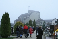 Uroczysto�� Wszystkich �wi�tych, procesja na cmentarzu - 2022.11.01