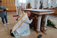 Z�o�enie pod mens�, tulei z dokumentami ko�cio�a